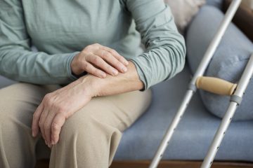 old patient suffering from parkinson Parkinson Hastalığında Robotik Rehabilitasyonun Önemi