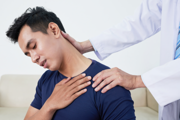 patient sufering from neck pain Boyun Fıtığı ve Fizyoterapi