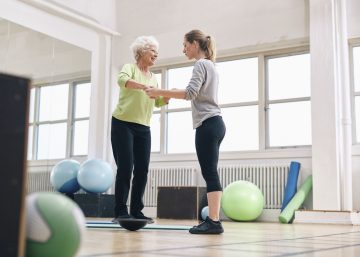 trainer senior balancing mobility Jacob Ammentorp Lund iStock 52695204 MEDIUM Nörolojik Hastalıklarda Denge Bozuklukları ve Vestibüler Rehabilitasyonun Önemi