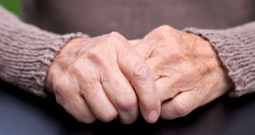 Old womans hands Parkinson'da Fizik Tedavinin Faydaları